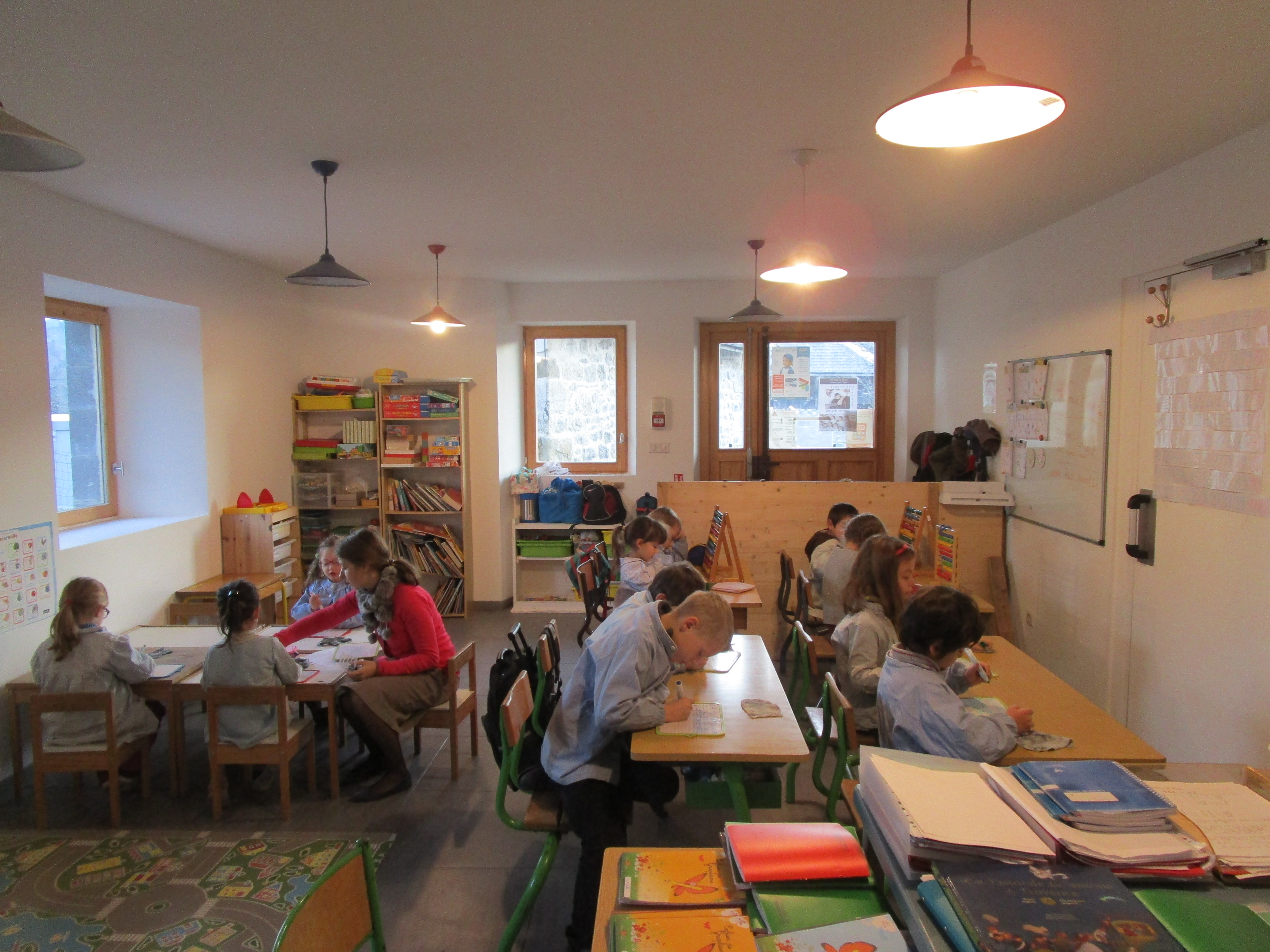 élèves de primaires dans une classe
